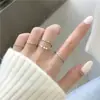 Anillo para Mujer Sensación de Alta Gama Joyería de Mano Anillo Sencillo Anillo de Perla Moda Coreana Nicho Viento Frío Anillo de Perla de Cinco Piezas