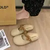 Mules Femininas de Verão para Exterior com Bico Fechado 2026 Novo Estilo Plano Laço Delicado Slip-On Chinelos com Bico Fechado