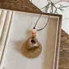 Colar com pingente redondo de cordão de couro e conta de madeira, estilo étnico retrô artístico, corrente de suéter da moda, acessório de nicho de alta qualidade para mulheres