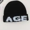 Gorro de alta qualidade em mistura de lã para estudantes, perfeito para o outono e inverno, faz o rosto parecer menor, apresenta um padrão jacquard com letras e é um chapéu justo e de caimento colado.