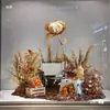 Escena de decoración de escaparate de tienda de ropa con flores de otoño, juncos, hierba y flores secas para una transmisión en vivo con temática femenina