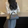 Bolsa de ombro feminina com design simples, adequada para o trabalho, versátil, nova moda 2026, pequena bolsa transversal quadrada retrô de nicho
