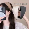 Faixa de cabeça larga de tricô minimalista e elegante estilo coreano para mulheres, novo modelo 2026, adequada para uso diário, projetada para realçar a aparência da linha do cabelo e pode ser usada como faixa de cabeça para lavar o rosto ou presilha de cabelo