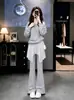 Conjunto de moletom cinza de design sutilmente estiloso ombro a ombro, nicho, para mulheres, outono e inverno, com painel traseiro de renda, conjunto de duas peças moderno e que rejuvenesce