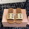 Nuevas Sandalias de Tejido Slip-On con Letras Marrones mm para Mujer Verano 2026, Sandalias Planas Casuales Versátiles con Bloques de Color para Mujer