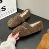 Novo estilo 2026, sapatos de calçar versáteis e quentes para atividades ao ar livre, forrados com fleece para outono e inverno, de sola plana, fofos, de boca rasa, doces e femininos