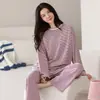 Pijama de manga larga y pierna larga para mujer al por mayor, hecho de algodón, nuevo estilo de otoño, diseño casual de cuello redondo, estampado a rayas, se puede usar como ropa exterior, y viene con envío gratis