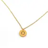 Collar con Colgante de Alfabeto de Acero Inoxidable 26 Letras, Cadena para Clavícula, Pieza Redonda Chapada al Vacío en Oro de 18 Quilates, Colgante de Acero de Titanio de Moda, Superventas Transfronterizo