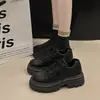 Sapatos Femininos Pequenos de Couro Estilo Britânico 2026 Novo Outono/Inverno Veludo Adicionado Solado Grosso Cadarço Mocassins com Saia Sapatos Individuais Retrô