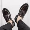 Otoño e Invierno 2025 Nuevos Zapatos de Cuero de Gran Tamaño Transfronterizos Mocasines Brillantes sin Cordones Zapatos de Cuero para Negocios y Bodas Zapatos de Hombre Modernos 48