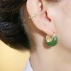 Pendientes nuevos con diseño de nicho que combinan con todo, pequeños, frescos y sencillos, con hebilla de oreja ovalada, esmaltado verde, adecuados para primavera y verano.