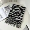 Lenço moderno com estampa de zebra, um lenço de alta qualidade em imitação de caxemira para outono e inverno, versátil e estiloso, atacado para mulheres