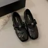 Sapatos femininos estilosos estilo britânico 2026, slip-ons de cor sólida, nicho retrô elegante, ultrafemininos, design popular, respiráveis