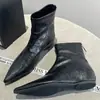 Botas Chelsea de Cano Curto Apontadas Estilo Hepburn Francês Moda Outono e Inverno 2025 Salto Bloco Botas da Moda Aumentadoras de Altura Emagrecedoras Botas Nude