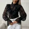 Top de renda elegante FCB para primavera e verão para mulheres, peça externa de corte solto com renda patchwork, gola alta e mangas sino