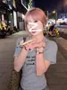 Camiseta de Manga Corta con Estampado de Letras Estilo Americano Picante para Mujer, Nuevo Top Elegante para Adelgazar con Escote en V y Cintura Ajustada, Verano 2025