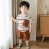 Conjunto de Verão 2026 para Meninos Novo Estiloso Listrado Gola Redonda Manga Curta Conjunto de Duas Peças para Bebês e Crianças, Roupas de Verão para Bebês