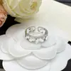 Anillo de Diseñador Nuevo Estilo Europeo y Americano Transfronterizo 2025 con Logo y Diseño Floral Incrustado de Diamantes para Mujer, Sensación de Alta Gama, Fotos Reales, Anillo al por Mayor