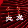 Nuevos Pendientes de Tachuela de Pony Rojo Perla para Mujer, Estilo Caliente Otoño/Invierno 2026, Diseño Único de Nicho con un Toque de Lujo, Pendientes de Lujo Ligero