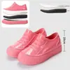 Botas de lluvia para mujer que aumentan la altura, zapatos impermeables de caña corta, duraderos e impermeables, botas de lluvia de goma de nuevo estilo, aptas para la cocina, de suela gruesa, modernas, cálidas y antideslizantes