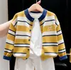 Ropa infantil coreana 2026 colección otoño/invierno nueva: Cárdigan de punto a rayas amarillas, suéter para niños y pantalones de pierna recta, un conjunto de dos piezas