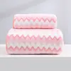 Nuevo Borde de Coral Fleece Amigable con la Piel Absorbente Toalla Patrón de Rayos Tejido de Punto por Deformación de Alta Densidad Poliéster-Nylon Engrosado Ampliado Toalla de Baño al por Mayor