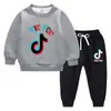 Conjunto de Moletom Infantil Outono/Inverno 2026, Novo Modelo Estiloso para Crianças Maiores, Forrado com Fleece e Espessado para Aquecimento, Conjunto de Manga Longa de Inverno
