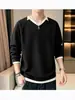 Sudadera de dos piezas falsas para hombre con cuello en V, estilo perezoso holgado, patchwork a rayas, manga larga, capa base, top nuevo de primavera y otoño, moderno