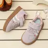 Zapatillas de suela blanda para niños 2026 otoño nuevo zapatos con panel de cuero para niñas pequeñas, zapatillas de moda para niños y niñas