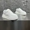 Tênis brancos da moda para homens, novo modelo de outono, sapatos casuais de couro respirável, com sola grossa, que aumentam a altura, tênis de estudante da moda e versáteis para homens