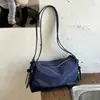 Bolso de mujer de gran capacidad, nuevo bolso de hombro ligero de nailon para el verano 2026, moderno y versátil para la escuela y el trabajo