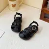 Sandalias Cerradas Simples para Niñas 2026 Verano Nuevos Zapatos de Playa de Suela Suave Moda Estilo Coreano Sandalias Romanas Tejidas Huecas