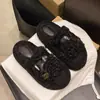 Sandálias de sola grossa, que aumentam a altura, de uma tira para mulheres, nova coleção outono/inverno 2026, pantufas peludas para exterior, pantufas peludas versáteis e casuais para mulheres
