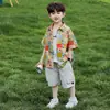 Traje de Verano para Niños 2026 Estilo Nuevo Niños Pequeños Estilo Hong Kong Camisa Floral de Manga Corta Conjunto de Tres Piezas para Vacaciones de Verano en la Costa