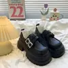 Zapatos de cuero vintage versátiles que aumentan la altura, nuevos mocasines de suela gruesa estilo británico para mujer petite, primavera/otoño 2025