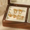 Pendientes de corazón de acero de titanio de moda de alta calidad estilo celebridad de Internet pies de corona de oro de 18 quilates pendientes no descolorables pendientes pendientes