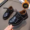 Zapatos de cuero negro para niños, forrados de felpa y engrosados, zapatos de charol para niños mayores, estilo británico, adecuados para actuaciones, otoño e invierno, zapatos de cuero para pajes niños