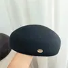 Boina 100% lã para mulheres com circunferência de cabeça grande, apresentando formato estruturado, emblema metálico vintage e um design que faz o rosto parecer menor, perfeita para o outono e inverno, e adequada para artistas