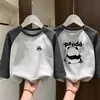 Camiseta Interior Básica de Cuello Redondo DeRong para Bebé Niños 2026 Otoño/Invierno Nuevo Estilo Camiseta de Manga Larga con Parches