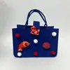 Bolsa de Fieltro Roja 2026 con Decoración de Muñeco de Dibujos Animados, Linda Bolsa de Compras Tote, Bolsa de Fieltro con Atmósfera Festiva