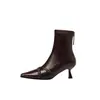 Couro de ovelha + botas super elásticas, botas femininas de corte justo, novo estilo, bico quadrado, detalhe de fivela, zíper traseiro, salto agulha, botinhas femininas, botas de cano curto