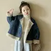 Jaqueta Jeans com Pele de Carneiro para Meninas 2025 Inverno Nova Infantil Forrada com Fleece Espessada Estilo Coreano Jaqueta Integrada com Pelo para Menininha