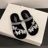 Chinelos de Praia para Uso ao Ar Livre Verão 2026 Novo Estilo Sandálias Estilo Fada com Solado Macio com Saia e Laço de Strass Sandálias Baixas para Mulheres