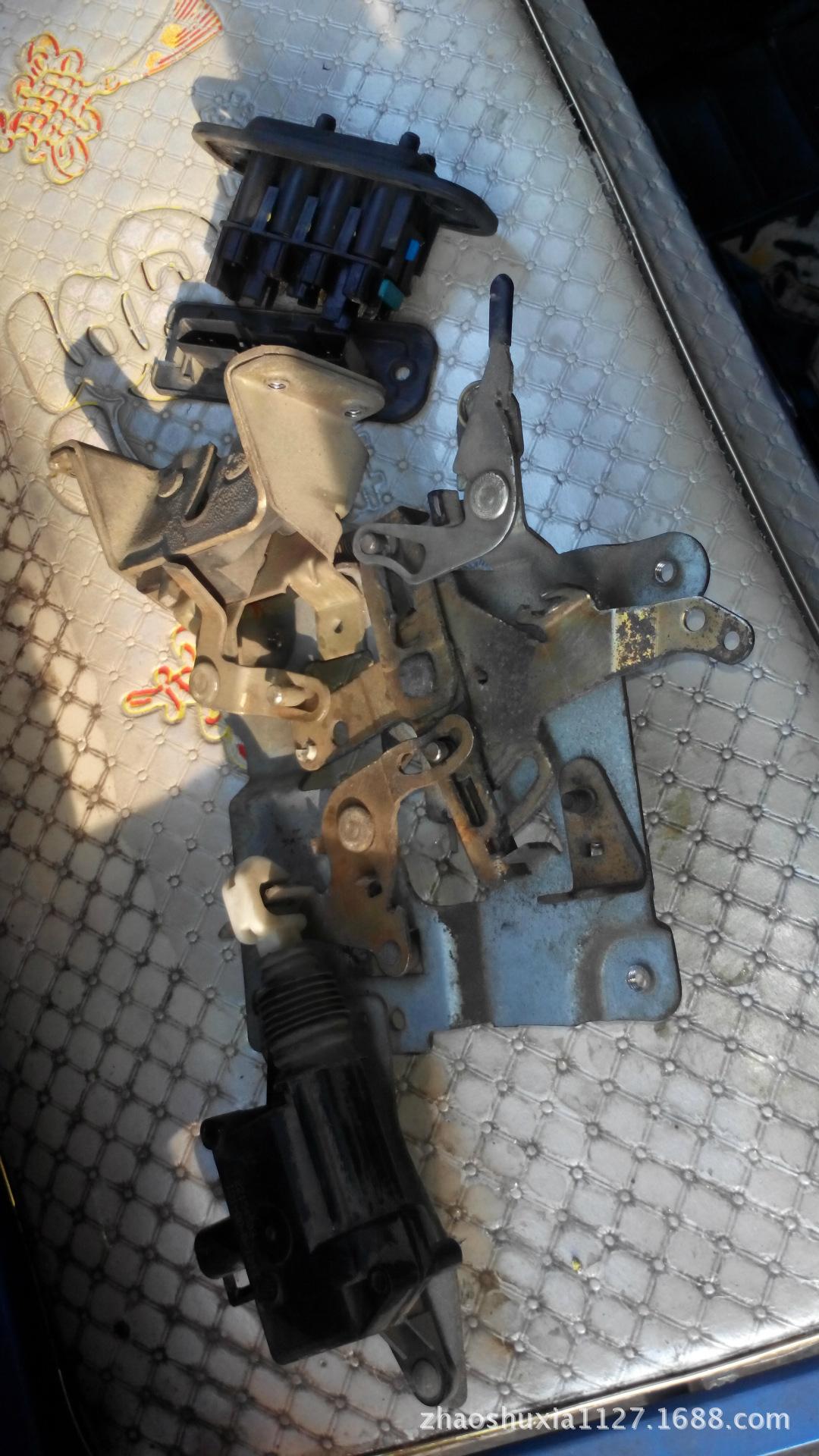 别克GL8中门锁块1