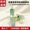 Entrega directa en stock de botellas de vidrio de alta gama en degradado verde, botellas para loción y crema, con tapas de encaje dorado para packaging de cuidado de la piel