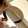 Faixa de Veludo Simples Estilo Coreano para Mulheres 2025 Nova Faixa de Cabelo com Coroa Alta de Pressão com um Grampo de Cabelo de Alta Qualidade e Moderno