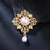 Broche Europeu e Americano Estilo Palácio Retrô com Pérola Pendente para Mulheres Liga de Metal com Padrão Vazado Broche Acessórios para Roupas de Alta Costura Jaquetas