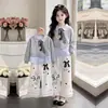 Sudadera de Retazos de Manga Larga a la Moda para Niñas 2026 Casual Estilo Coreano Holgada Pantalones de Pierna Ancha con Encaje Conjunto Único de Dos Piezas