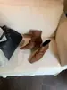 Botas Curtas de Salto Agulha com Bico Quadrado, Estilo Europeu e Americano, Design de Moda em Camurça Pregueada, Novo Estilo Outono/Inverno 2026