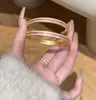 Loja de Ouro Mesmo Estilo Ouro Areia Três Fileiras Diamante Brilhante Rosa Vermelha Concubina Imperial Pulseira Fecho Sólido Pulseira Elegante Presente para Namorada